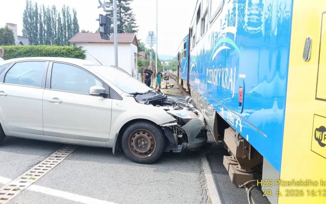 Auto se na železničním přejezdu střetlo s jedoucím vlakem
