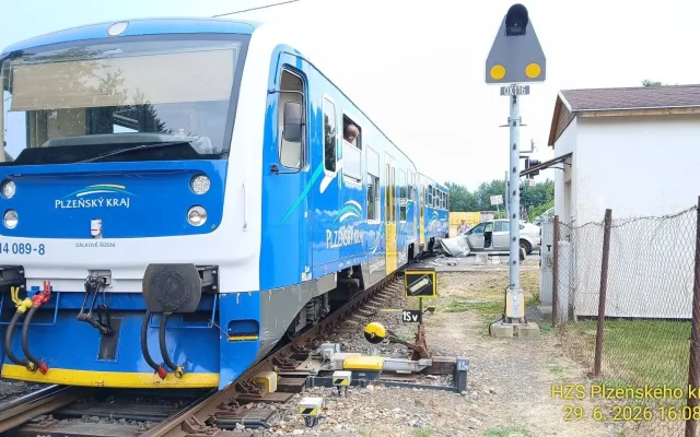 Auto se na železničním přejezdu střetlo s jedoucím vlakem
