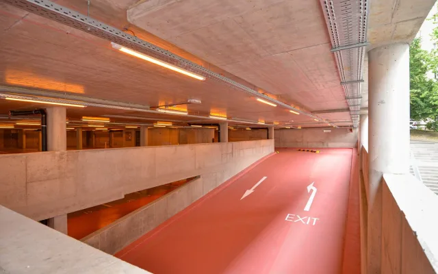 Nový parkovací dům Atom je hotový, celkem nabízí 173 parkovacích míst