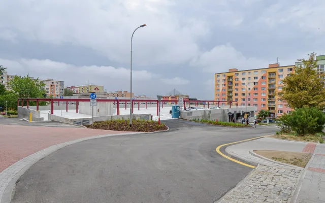 Nový parkovací dům Atom je hotový, celkem nabízí 173 parkovacích míst