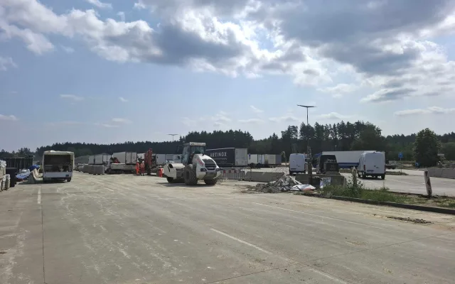 Kvůli probíhající modernizaci rozvadovské odpočívky se na příjezdu do ČR mění podoba dopravních omezení