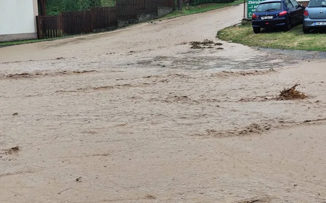 VIDEO: Bouřky a přívalové deště se třikrát za sebou prohnaly obcí na Plzeňsku