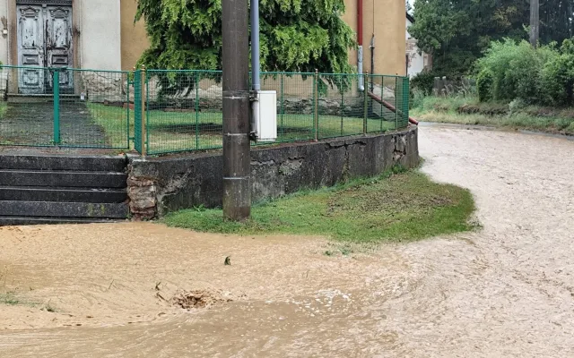 VIDEO: Bouřky a přívalové deště se třikrát za sebou prohnaly obcí na Plzeňsku