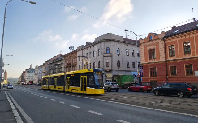 Někteří by raději viděli tramvaje v jejich zářivě žlutých barvách.