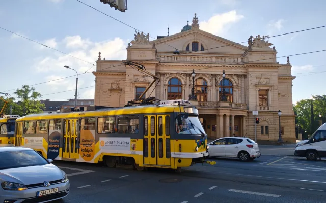 Zmizí z ulic i tramvaje oblepené reklamou? Debat na internetu se hned chytil primátor