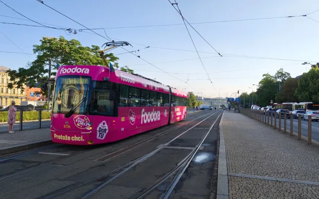 Zmizí z ulic i tramvaje oblepené reklamou? Debat na internetu se hned chytil primátor