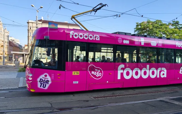 Zmizí z ulic i tramvaje oblepené reklamou? Debat na internetu se hned chytil primátor