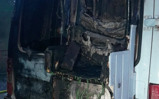Elektrická tříkolka na nabíječce způsobila požár garáže, škody jsou vysoké
