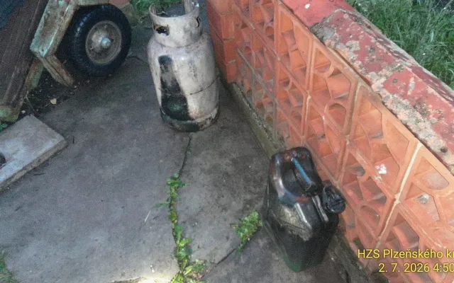 Elektrická tříkolka na nabíječce způsobila požár garáže, škody jsou vysoké