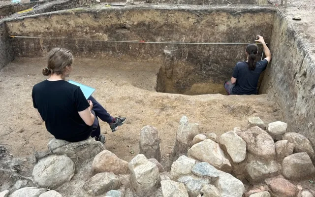Čeští archeologové odhalují tajemství pohřebiště, kam se lidé vraceli po tisíce let