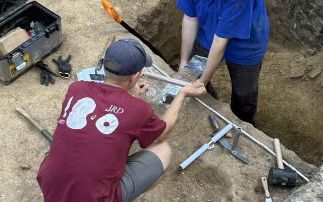 Čeští archeologové odhalují tajemství pohřebiště, kam se lidé vraceli po tisíce let