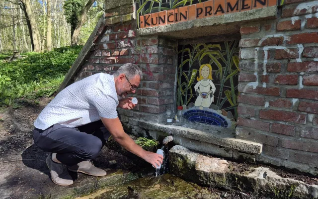 Přírodní studánky lákají k osvěžení, voda z nich ale může způsobit nepříjemné obtíže