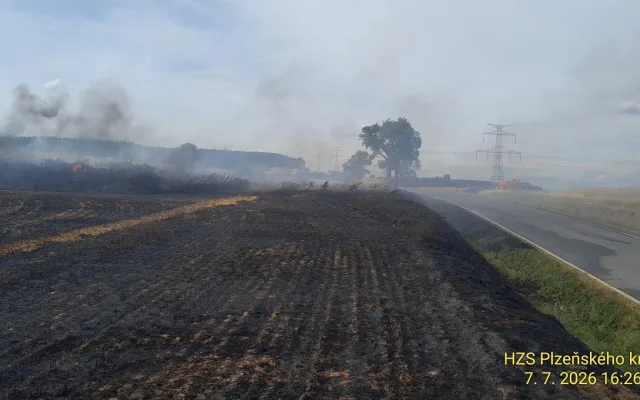 Požár pole na Tachovsku, foto: HZS PK