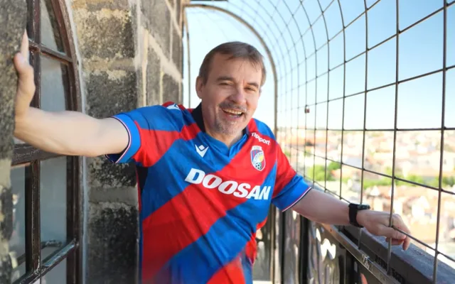 Biskup Holub vyběhl na věž chrámu sv. Bartoloměje. Vyzval lidi k neobvyklému závodu