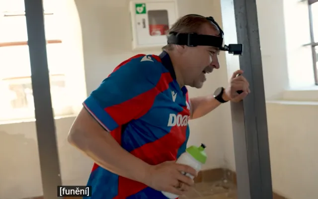 Biskup Holub vyběhl na věž chrámu sv. Bartoloměje. Vyzval lidi k neobvyklému závodu