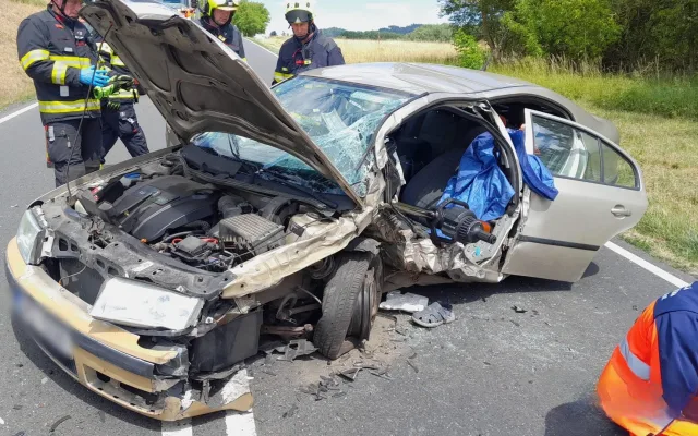 Šest lidí se zranilo při srážce dvou osobních automobilů
