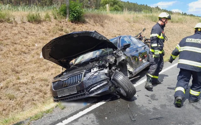 Šest lidí se zranilo při srážce dvou osobních automobilů