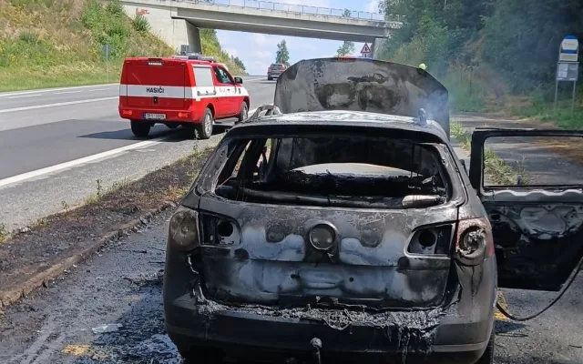 Hasiči likvidovali také požár osobního auta na Klatovsku.