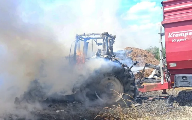 Oheň zcela pohltil a zdevastoval traktor, škody jdou do milionů