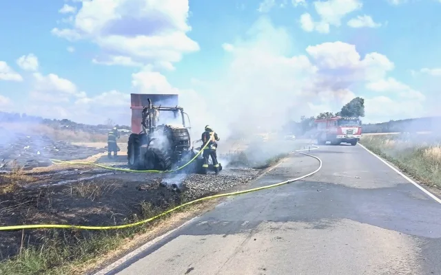 Oheň zcela pohltil a zdevastoval traktor, škody jdou do milionů