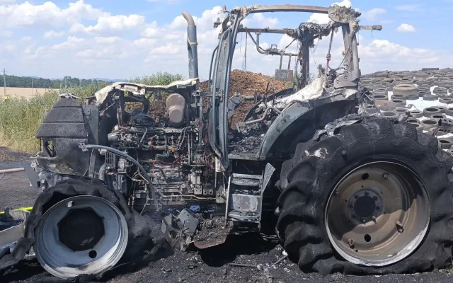Oheň zcela pohltil a zdevastoval traktor, škody jdou do milionů