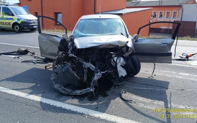 Při srážce dvou osobních aut se zranili čtyři lidé, zasahoval i vrtulník záchranářů