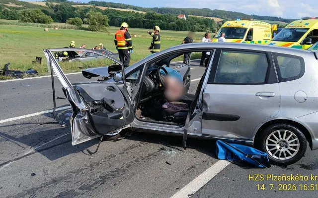 Při srážce dvou osobních aut se zranili čtyři lidé, zasahoval i vrtulník záchranářů