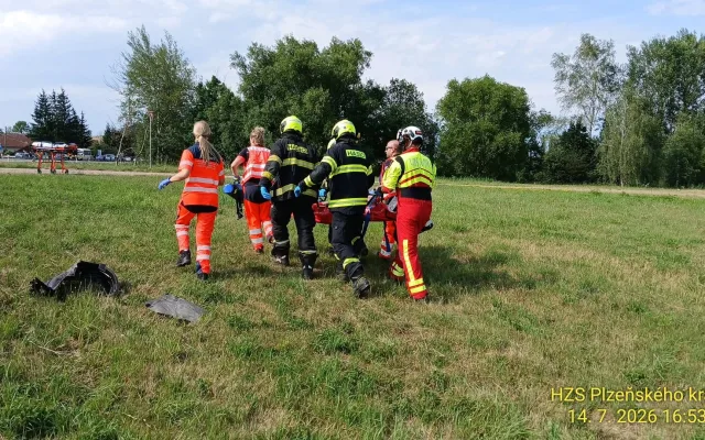 Při srážce dvou osobních aut se zranili čtyři lidé, zasahoval i vrtulník záchranářů