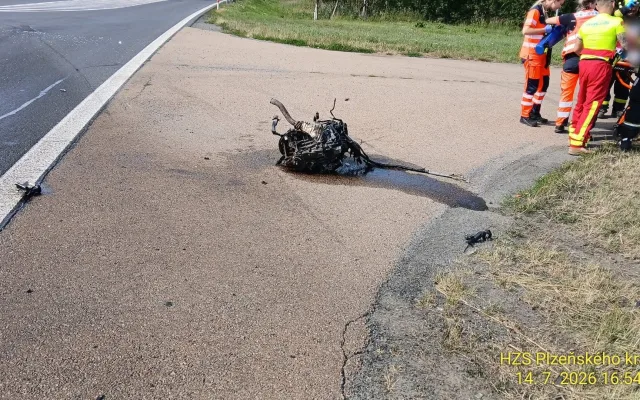 Při srážce dvou osobních aut se zranili čtyři lidé, zasahoval i vrtulník záchranářů