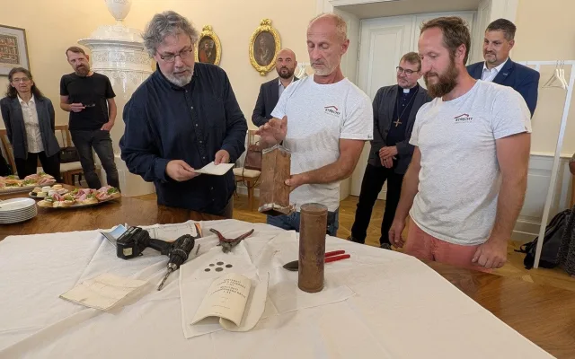 Katedrála vydala svá tajemství, věžička ukrývala schránky s poselstvím