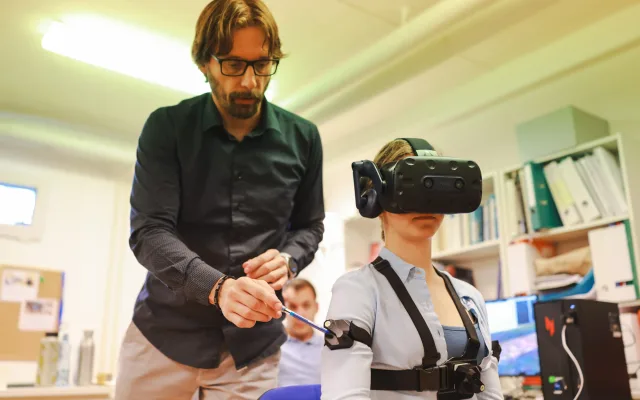 VR pomůže pacientům s roztroušenou sklerózou správně rehabilitovat, na snímku Libor Váša z FAV ZČU (Zdroj foto Petr Vreštiak)