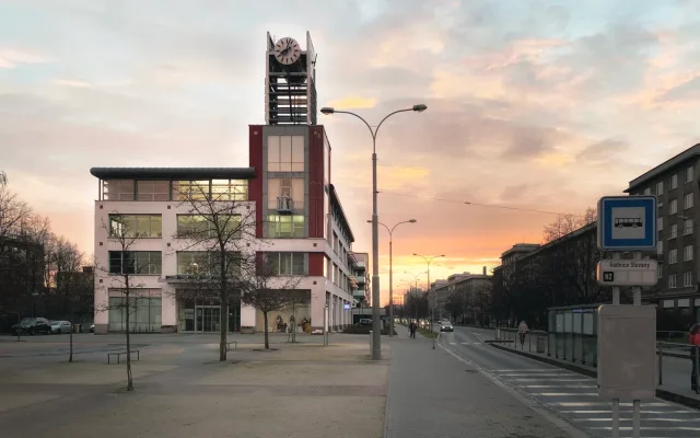 Novou radnici obsadil hmyz. Na Slovanech vyrostl originální hmyzí domek