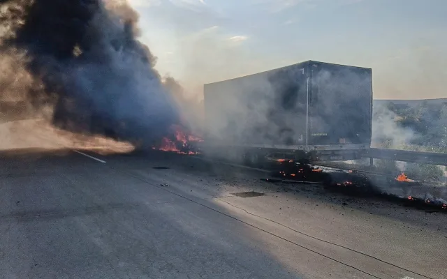 Požár dodávky s přívěsem ochromil dálnici D5, hasiči řešili masivní únik nafty