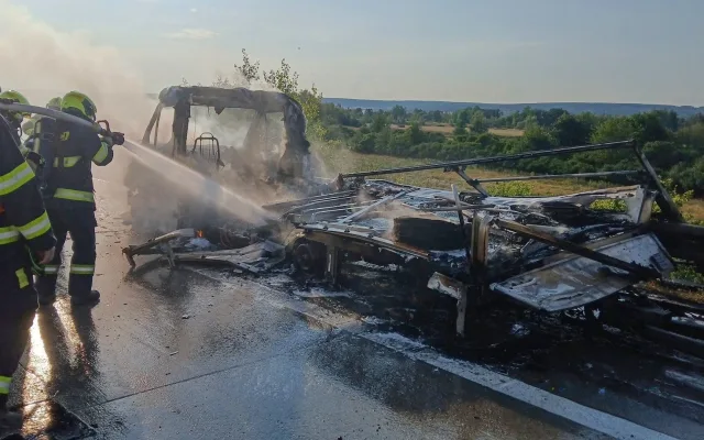 Požár dodávky s přívěsem ochromil dálnici D5, hasiči řešili masivní únik nafty