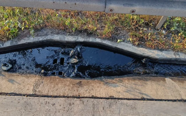 Požár dodávky s přívěsem ochromil dálnici D5, hasiči řešili masivní únik nafty