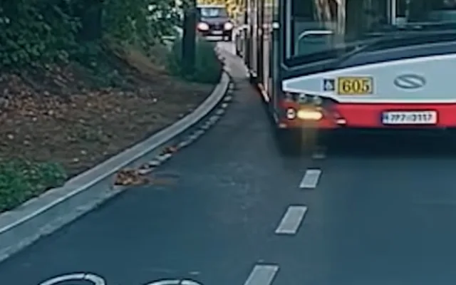 Video zachytilo chlapce na kole, jak sjíždí speciálním cyklopruhem v protisměru