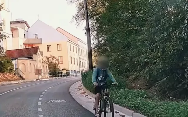 Video zachytilo chlapce na kole, jak sjíždí speciálním cyklopruhem v protisměru