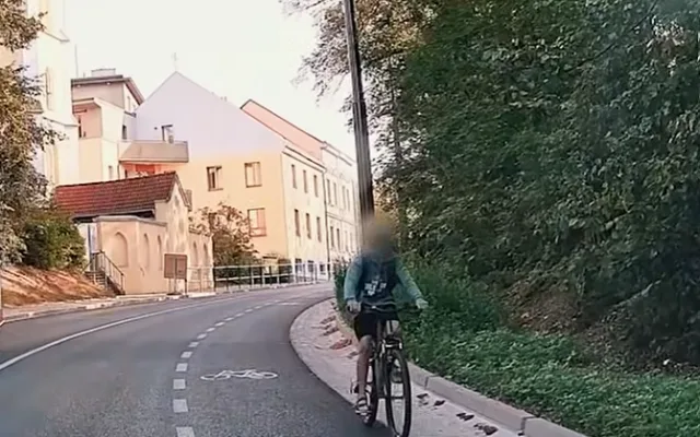 Video zachytilo chlapce na kole, jak sjíždí speciálním cyklopruhem v protisměru