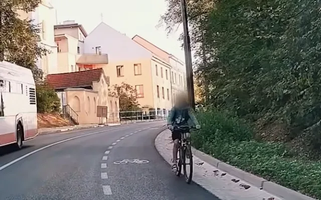 Video zachytilo chlapce na kole, jak sjíždí speciálním cyklopruhem v protisměru