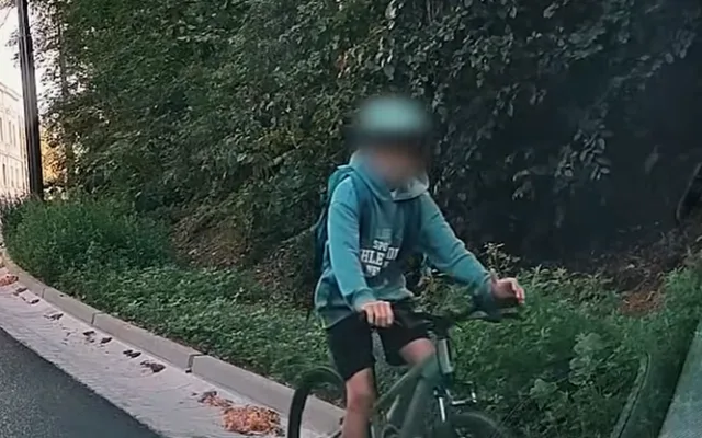 Video zachytilo chlapce na kole, jak sjíždí speciálním cyklopruhem v protisměru