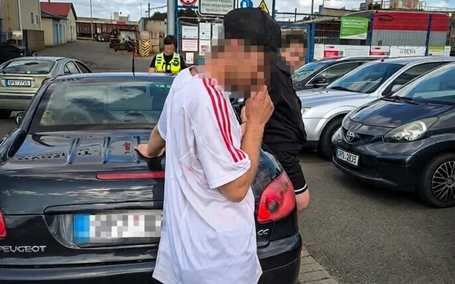 Přistižený motorista čeká na příjezd Policie ČR