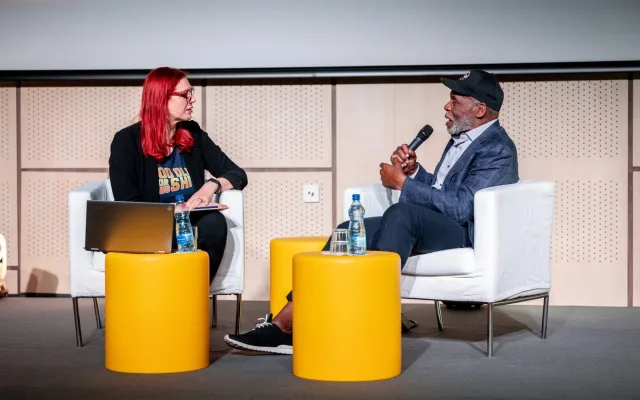 Český con hostil i legendu jako je Danny Glover.