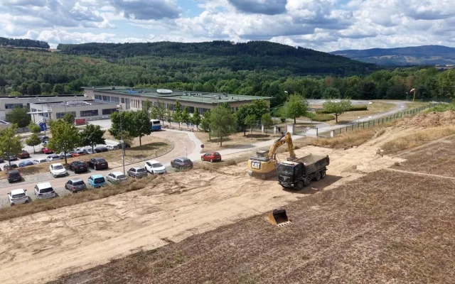 U Domažlické nemocnice vniká nové parkoviště pro desítky aut