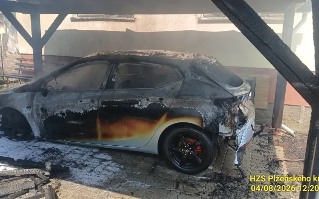 Plameny pohltily pergolu a vzápětí i auto. Hrozilo, že zachvátí i rodinný dům