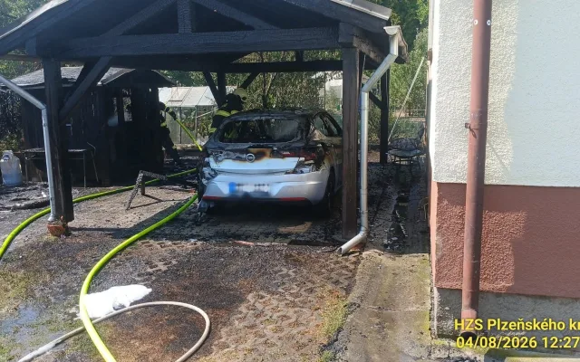 Plameny pohltily pergolu a vzápětí i auto. Hrozilo, že zachvátí i rodinný dům
