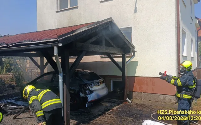 Plameny pohltily pergolu a vzápětí i auto. Hrozilo, že zachvátí i rodinný dům