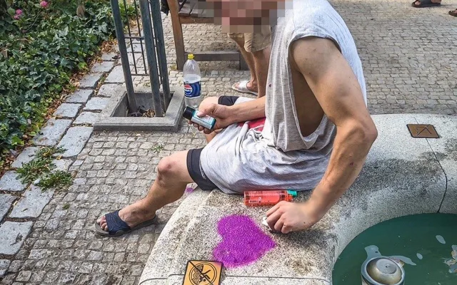 Neobvyklé fialové dílo na kašně vzbudilo pozornost. Autor seděl o pár kroků dál