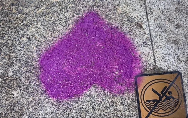 Neobvyklé fialové dílo na kašně vzbudilo pozornost. Autor seděl o pár kroků dál