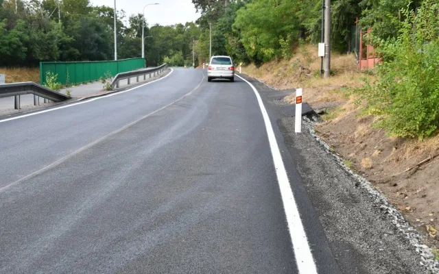 Řidičům se o něco uleví. Po měsíci skončila oprava části důležité ulice Na Roudné