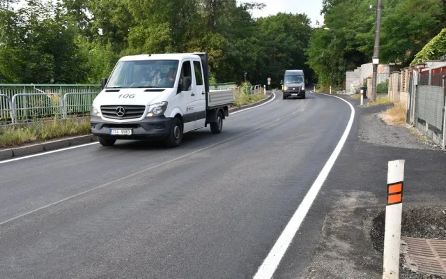Řidičům se o něco uleví. Po měsíci skončila oprava části důležité ulice Na Roudné